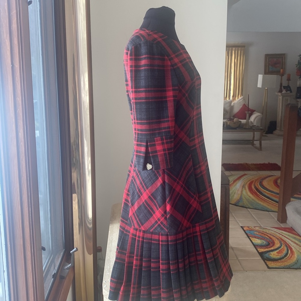 Tahari NWOT black,red heavier fabric inner liner.No flaws, measurements below. - Picture 4 of 16
